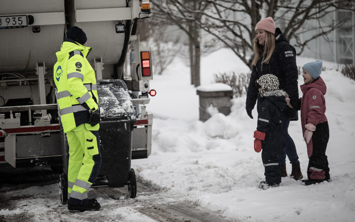 hämtning av kärl i vinterväglag med barn som tittar på